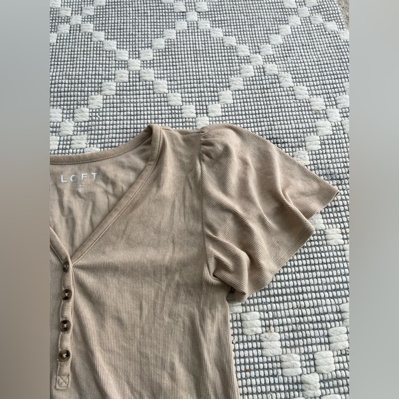 LOFT Tan Henley top with gathered puff sleeves - Picture 2 of 7